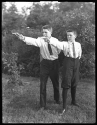 Két azonosítatlan fiú célzó pisztolyt pózol, 1915. július