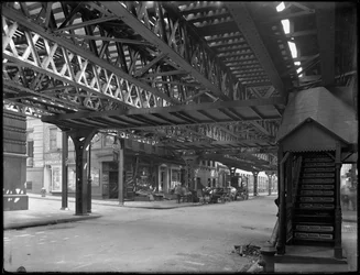 A magasvasúti sínek alatt a Greenwich Street és a Rector Street sarkán, New York, 1914. augusztus 1.