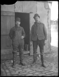 Azonosítatlan csatornamunkások pózolnak a föld felett, New York, 1911 körül