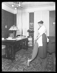 Azonosítatlan nő, aki bemutatja az Apex porszívó használatát, 1913-14
