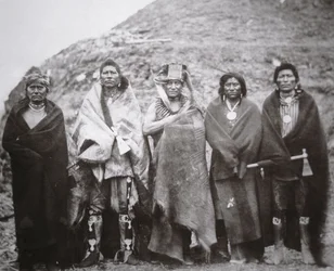 Pawnee emberek egy törzsi földi páholy előtt, 1869 körül (f/w fotó)