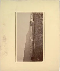 Egy laktanya látképe a bejárati kapunál összegyűlt férfiakkal, 1871 (szepia fotó)