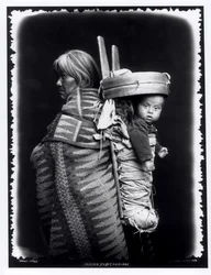 Navahó nő, aki papoose-t cipel a hátán, 1914 körül (bw fotó)