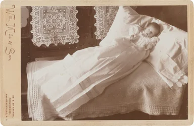 Post-mortem baba az ágyon,1880-1890-es évek (fotó)