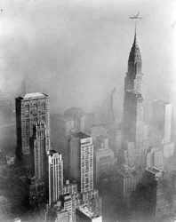 A szmog elhomályosítja a Chrysler Building kilátását az Empire State Buildingből, New York City
