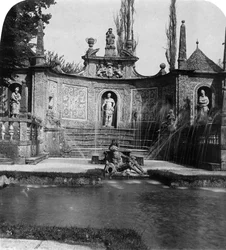 Szökőkút, Hellbrunni kastély, Salzburg, Ausztria, 1900 körül.