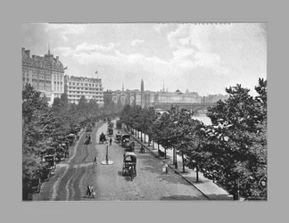 The Thames Embankment, a Charing Cross állomásról, London, 1900