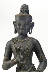 Nepáli-kínai stílusú bodhisattva (lakk, szövet, nyomokban kék, arany és zöld festék és aranylevél)