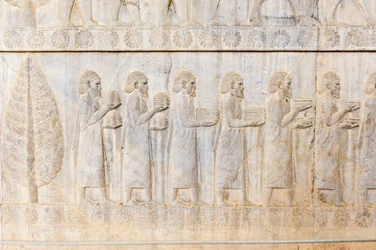 Az Achaemenidák ősi domborműve; a jónok küldöttsége; Apadana palota; régészeti lelőhely; ősi perzsa város Persepolis; UNESCO Világörökség része; Fars tartomány; Irán; Ázsia