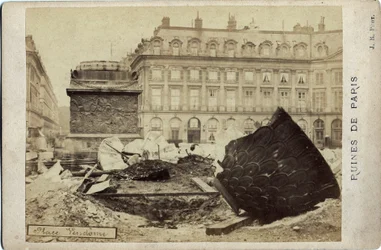 Párizs kommün (1871): a párizsi Place Vendome romjai. Fényképezés 1871. Méret.16,5x10,8 cm