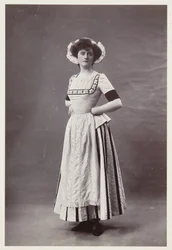 Edwardian portré, nő 18. századi ruhában