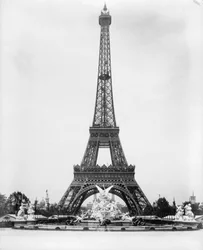 Eiffel-torony és Coutan szökőkút, párizsi kiállítás