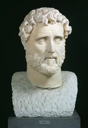 Antoninus Pius császár (86-161) arcképe mellszobra a római caracallai fürdőből, 140 körül (márvány)