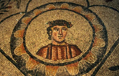Az adományozó portréja, a Mária Mennybemenetele-bazilika padlómozaikja (4. század), Aquileia, Friuli-Venezia Giulia, Olaszország
