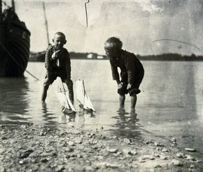 Strandjelenet, két fiú portréja, 1900-1905 körül