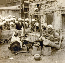 Gyapjúkendők fonása és szövése, Srinagar, Kasmír, India 1901 körül (fotó)
