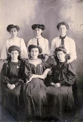 Egy vidéki birtok házi személyzete, 1898 körül (fotó)