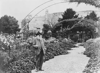 Claude Monet (1840-1926) a giverny-i kertjében, 1925