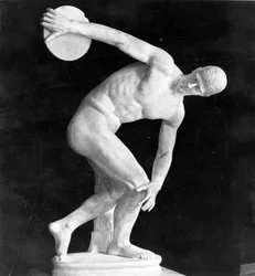 Discobolus, egy görög eredeti másolata (gipsz)