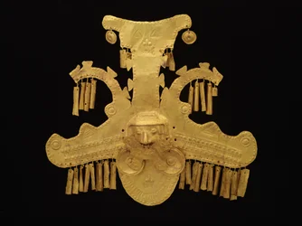 Fejdísz címeres krokodilokkal körülvett fejekkel, Yotoco-korszak, 100-700 körül (arany)