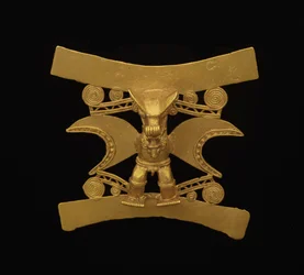 Medál egy figurát ábrázoló denevérszerű maszkkal, V. késői időszak – VI. időszak, 700-1550 körül (arany)