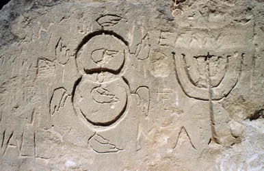 Metszetek (hétágú kandeláber vagy menóra), a Rock in Rock közelében (Agia Agathi barlangtemplom), Haraki közelében (Charaki), Rodosz szigete, Görögország (fotó)