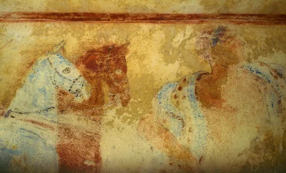 Temetési menet lovakkal és férfifigurákkal, freskó, részlet, Kék démonok sírja, Tarquinia nekropolisza (UNESCO Világörökségi Lista, 2004), Lazio, Olaszország. Etruszk civilizáció, ie 5. század (fotó)