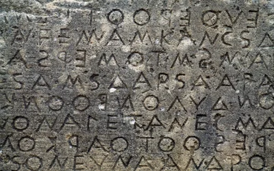 Gortyn-kód, felirat a kőlapokon dór dialektusban, Gortyn, Kréta, Görögország, görög civilizáció, Kr.e. V. század (fotó)