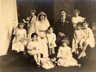 Lady Dorothy Cavendish és Harold Macmillan csoportképe az esküvőjük napján